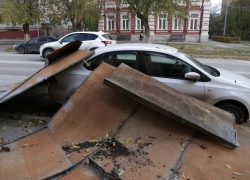 Крыша старого дома упала на припаркованную рядом иномарку в Волгограде
