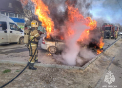 Полыхающую «Приору» тушили в Волгограде 