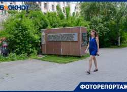 Разваливается стелла на первой возрожденной после Сталинградской битвы улице