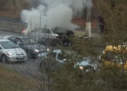 Автомобиль загорелся утром на дороге в Волгограде