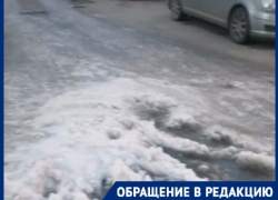 Люди падают, машины ломают бампера: видео канализационного катка в центре Волгограда