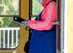 Избитая валидатором в Волгограде безмасочница запросила у кондуктора 1 млн рублей 