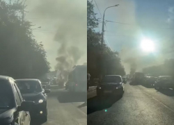 Горящий посреди дороги на юге Волгограда автомобиль попал на видео