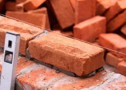 Застройщик обвиняет чиновников в создании препятствий при строительстве жилья для переселенцев под Волгоградом