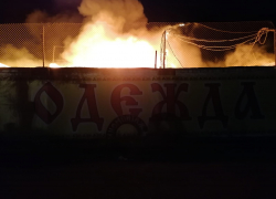 В Волгограде горит "Народная ярмарка" на улице Исторической 