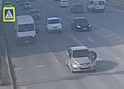 Оторвавшееся колесо влетело в авто в центре Волгограда: видео