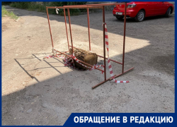 Пеньком прикрыли яму у дома, где три недели нет горячей воды в Волгограде