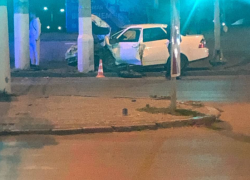 В Волгограде водитель на «Ладе» врезался в столб, уходя от столкновения