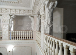 Домик для кур, статуи и фонтаны: в Волгограде нашли самый дорогой дворец