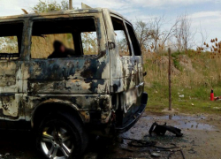 Горящий Volkswagen Transporter сняли на видео на юге Волгограда