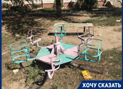 Детская площадка советских времен: маленькие волгоградцы вынуждены играть среди мусора и фекалий