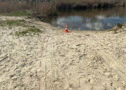 Машину с трупами двух женщин достали из озера под Волгоградом
