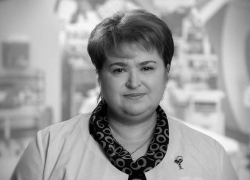 «На её могиле сотни цветов»: волгоградцы скорбят об умершем от COVID-19 враче Ларисе Якушевой 