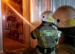 Площадь пожара на строительном складе в Волгограде достигла 1500 «квадратов»