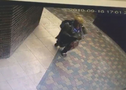 Невысокая женщина украла рюкзак из офиса фирмы в Волгограде и попала на видео