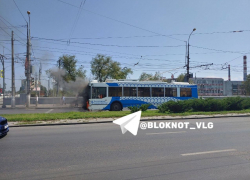 Троллейбус загорелся на жаре в Волгограде 