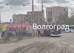 Дикая очередь собралась на автобус до кладбища на юге Волгограда – видео