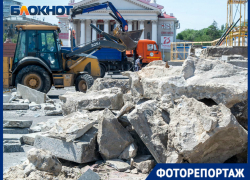 Перед Парадом Победы в Волгограде снесли гранитные трибуны на площади Павших борцов 