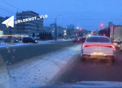 Светофор перенесли, а про дорогу «забыли»: хаос на волгоградском перекрестке попал на видео