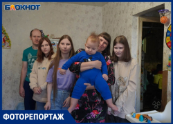 Пятеро детей растут в плесени: волгоградцев бросили после коммунального ЧП