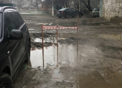 Три машины "утонули" в кипятке на юге Волгограда 