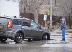 В центре Волгограда внедорожник провалился в асфальт