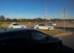 Таинственное скопление машин полиции у ТЦ взволновало волгоградцев