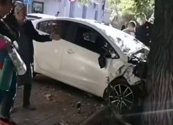 Водителя откинуло в сторону: публикуем видео шок-ДТП на юге Волгограда