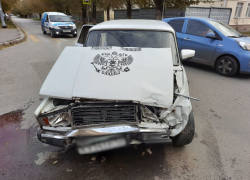 «Жигули» с гербом России протаранил Mazda в центре Волгограда