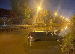 Лужа-убийца топит внедорожники в Волгограде 