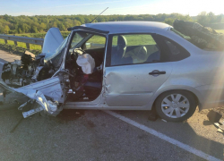 Капот вывернут наизнанку: волгоградца госпитализировали после страшного ДТП