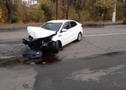 Водитель на Kia Rio протаранил столб в Волгограде и убежал, прикрыв номер авто