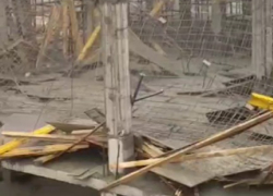 Часть строящейся школы-тысячника рухнула в Волгограде: видео