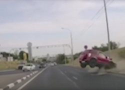 Авто отпрыгнуло, как мячик: подробности шок-аварии в центре Волгограда