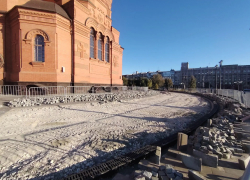 В центре Волгограда второй раз за два месяца перекладывают брусчатку у храма Александра Невского