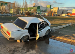 Двое в больнице: «семерка» «намоталась» на столб рядом с пивзаводом под Волгоградом 