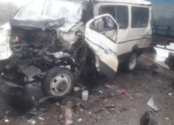 Два грузовика и «Газель» разворотило на трассе под Волгоградом: фото