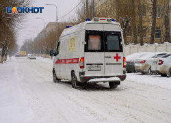 Водитель Toyota не уступила дорогу Opel в Волгограде: два человека в больнице