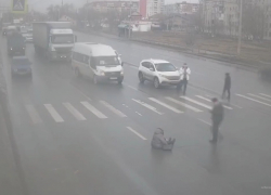 В Волгограде на пешеходном переходе Renault Logan сбил 54-летнюю женщину: видео