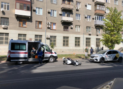 В центре Волгограда столкнулись «Яндекс.Такси» и мотоциклист