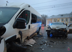 Жуткое ДТП с 8 пострадавшими попало на видео в центре Волгограда