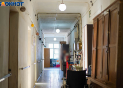 В Волгоградской области алиментщик прятался от приставов в шкафу