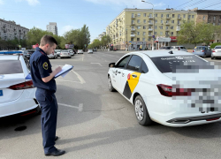 Таксист внезапно умер за рулем в центре Волгограда