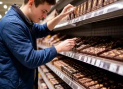 Пять лет тюрьмы грозит волгоградскому подростку за кражу шоколада 