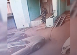 Мужчина с кувалдой ворвался в дом волгоградки – видео 