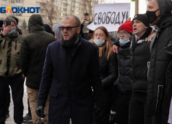 «Герой, постреляй из окна с автомата»: уголовник-рецидивист возглавил шествие навальновцев в Волгограде