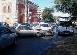 За утро в центре Волгограда четыре машины попали в ДТП: пострадали два водителя