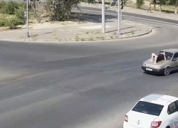 Волгоградка решила проучить водителя иномарки и запрыгнула на капот: видео