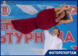Позы, которые заставляют краснеть: волгоградцы массово собрались в ЦПКиО