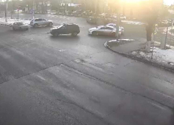 В Волгограде столкнулись две легковушки: водителя с травмой головы увезли в больницу